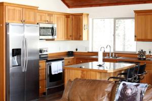 Kuchyň nebo kuchyňský kout v ubytování Mountain View Cabin with Deck, Jacuzzi and Ping Pong Table in Montana