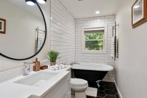 Gallery image of Luxurious Cottage with Lovely Outdoor Living Area in Texas in College Station +21 photos