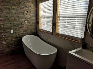 Gallery image of Sunflower - Hot Tub on porch, Granbury, TX in Tolar