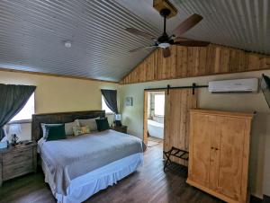 Gallery image of Sunflower - Hot Tub on porch, Granbury, TX in Tolar