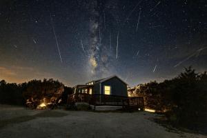 Gallery image of Sunflower - Hot Tub on porch, Granbury, TX in Tolar