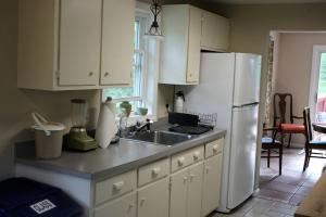 Η κουζίνα ή μικρή κουζίνα στο Family-Friendly Cabin Rental with Spacious Deck in Pittsfield, New Hampshire