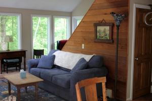 Χώρος καθιστικού στο Family-Friendly Cabin Rental with Spacious Deck in Pittsfield, New Hampshire