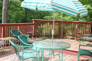 Μπαλκόνι ή βεράντα στο Family-Friendly Cabin Rental with Spacious Deck in Pittsfield, New Hampshire +9 φωτογραφίες