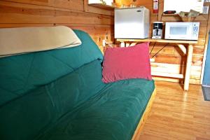 Χώρος καθιστικού στο Affordable Vacation Cabin Rentals with Shared Pool near Yosemite National Park