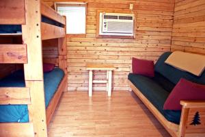 Χώρος καθιστικού στο Affordable Vacation Cabin Rentals with Shared Pool near Yosemite National Park
