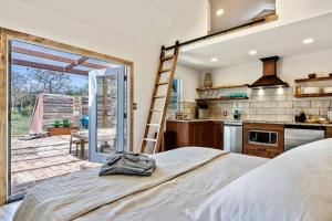 Η κουζίνα ή μικρή κουζίνα στο Off-Grid Luxurious Tiny Cabin with Incredible Outdoor and Indoor in Texas