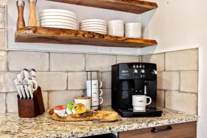 Η κουζίνα ή μικρή κουζίνα στο Off-Grid Luxurious Tiny Cabin with Incredible Outdoor and Indoor in Texas +41 φωτογραφίες