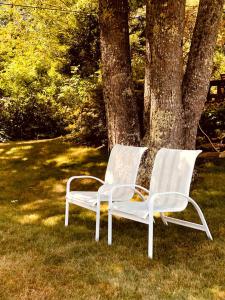 Κήπος έξω από το Stylish Vacation Rental for Couples Overlooking West Penobscot Bay, Maine