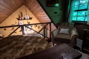Ένα ή περισσότερα κρεβάτια σε δωμάτιο στο Unique Cabin Rental Nestled in Four Acres of Forest in Rhododendron, Oregon