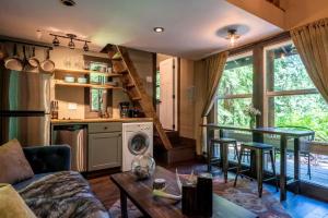 Η κουζίνα ή μικρή κουζίνα στο Unique Cabin Rental Nestled in Four Acres of Forest in Rhododendron, Oregon