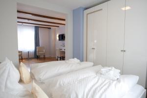 Letto o letti in una camera di Frühstückshotel Seemannsbraut Amrum-adults only ab 18 Jahre-keine Haustiere-