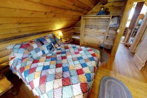 Ένα ή περισσότερα κρεβάτια σε δωμάτιο στο Picturesque Cabin with Barbecue and Fire Pit in Monticello, Utah