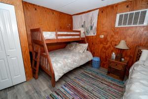 a bedroom with two bunk beds and a bed at Charming Cabin Escape in Eldorado, Texas, for Relaxing Getaways to the Texan Countryside in Sonora +14 photos