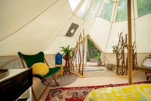 Imagen de la galería de Unique Cozy Bell Tent with Wooden Deck in New York, en Roxbury
