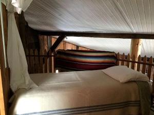 Postel nebo postele na pokoji v ubytování Secluded and Relaxing Luxury Cabin Rental in Adirondack Park