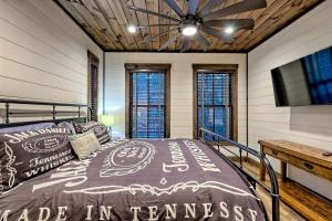 Ένα ή περισσότερα κρεβάτια σε δωμάτιο στο Luxurious Cottage Rental for an Amazing Family Getaway in Georgia