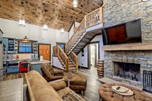 Μια τηλεόραση ή/και κέντρο ψυχαγωγίας στο Luxurious Cottage Rental for an Amazing Family Getaway in Georgia