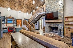 Μια τηλεόραση ή/και κέντρο ψυχαγωγίας στο Luxurious Cottage Rental for an Amazing Family Getaway in Georgia