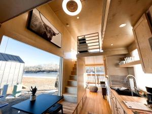 een tiny house met uitzicht op de oceaan bij Amazing Airstream in Grand Junction for Unforgettable Family Glamping Getaways in Colorado in Grand Junction