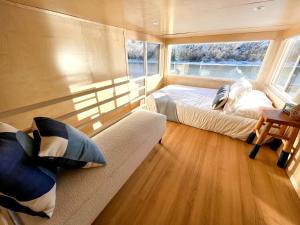 een slaapkamer met een bed en een bank in een boot bij Amazing Airstream in Grand Junction for Unforgettable Family Glamping Getaways in Colorado in Grand Junction