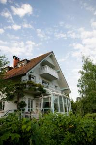 Casa blanca con porche y balcón en Guest House Vitaja, en Bled