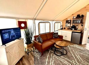 Η κουζίνα ή μικρή κουζίνα στο Idyllic Safari Tent Lovely for a Romantic Escape in Kentucky