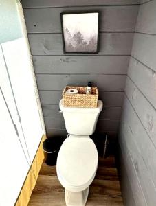 Φωτογραφία από το άλμπουμ του Idyllic Safari Tent Lovely for a Romantic Escape in Kentucky σε Cadiz