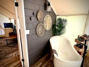 Μια τηλεόραση ή/και κέντρο ψυχαγωγίας στο Idyllic Safari Tent Lovely for a Romantic Escape in Kentucky +21 φωτογραφίες