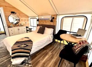 Χώρος καθιστικού στο Idyllic Safari Tent Lovely for a Romantic Escape in Kentucky