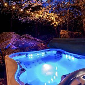Φωτογραφία από το άλμπουμ του Luxurious and Carbon Neutral Hobbit House with Private Hot Tub in Springvale, Maine, Perfect for a Relaxing Weekend Getaway σε Sanford