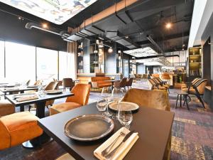 um restaurante com uma mesa com copos em Mercure Metz Centre em Metz