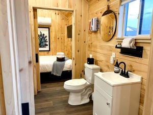 Koupelna v ubytování Rustic Tiny House Glamping in Grand Junction: Authentic Rural Charm in Colorado