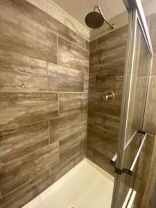 ein Badezimmer mit Dusche mit Glastür in der Unterkunft Incredible Cottage with Fire Pit in Dunnellon, Florida in Dunnellon