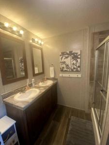 ein Badezimmer mit zwei Waschbecken und einer Dusche in der Unterkunft Incredible Cottage with Fire Pit in Dunnellon, Florida in Dunnellon + 49 Fotos