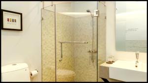 Koupelna v ubytování Hotel ATITHI INN ! near Dwarikadhish Temple - Fully Air Conditioning Rooms with Room Service