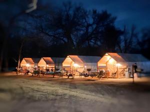 Fotografie z fotogalerie ubytování Dream Glamping Destination Suitable for Families: Comfortable Safari Tent on the San Marcos River near Kingsbury, Texas v destinaci Staples