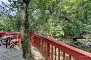 Un balcon sau o terasă la Private Cabin Rental with Wood-Burning Fireplace in Canadensis, Pennsylvania +5 fotografii