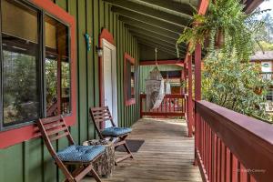 Un balcon sau o terasă la Private Cabin Rental with Wood-Burning Fireplace in Canadensis, Pennsylvania