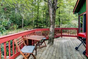 Un balcon sau o terasă la Private Cabin Rental with Wood-Burning Fireplace in Canadensis, Pennsylvania