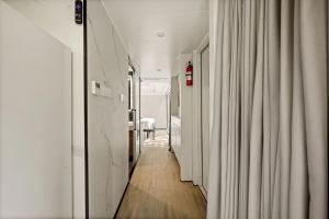 Φωτογραφία από το άλμπουμ του Modern Airstream Glamping with Pond Views in Rural South Carolina σε Saint Stephen +13 φωτογραφίες