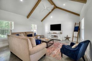 Μια τηλεόραση ή/και κέντρο ψυχαγωγίας στο Cozy Chic Cabin with Fire Pit, BBQ and Countryside Views in Texas