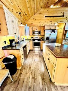 Kuchyň nebo kuchyňský kout v ubytování Cozy Lakefront Retreat with Game Room, Outdoor Living and Dock in Wisconsin + 55 fotografií