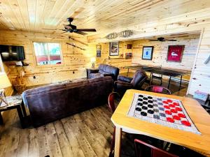 TV a/nebo společenská místnost v ubytování Cozy Lakefront Retreat with Game Room, Outdoor Living and Dock in Wisconsin