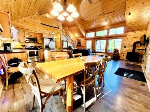 Kuchyň nebo kuchyňský kout v ubytování Cozy Lakefront Retreat with Game Room, Outdoor Living and Dock in Wisconsin + 62 fotografií