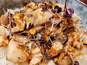 een kom eten met noten erop bij Mercure Paris Roissy CDG in Roissy-en-France