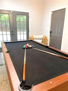Τραπέζι μπιλιάρδου στο Waterfront Retreat with Spectacular Interior, Jacuzzi and Game Room in NC +109 φωτογραφίες