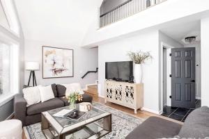 TV a/nebo společenská místnost v ubytování Waterfront Retreat with Spectacular Interior, Jacuzzi and Game Room in NC