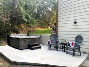 Fotografie z fotogalerie ubytování Waterfront Retreat with Spectacular Interior, Jacuzzi and Game Room in NC v destinaci East Monbo + 90 fotografií