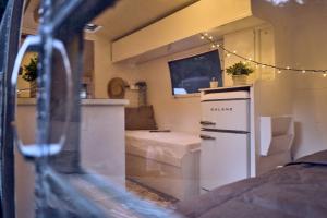 Kuchyň nebo kuchyňský kout v ubytování Secluded Pet Friendly Airstream in Calabasas, California